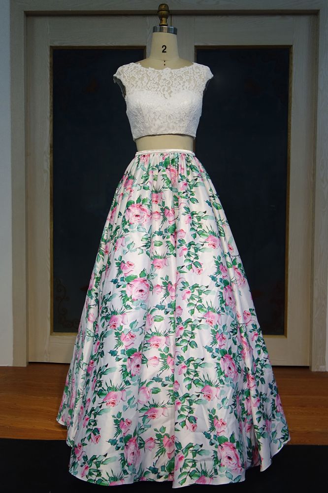 A-Linien-Ballkleid mit Flügelärmeln und Spitzenoberteil und Blumenmuster