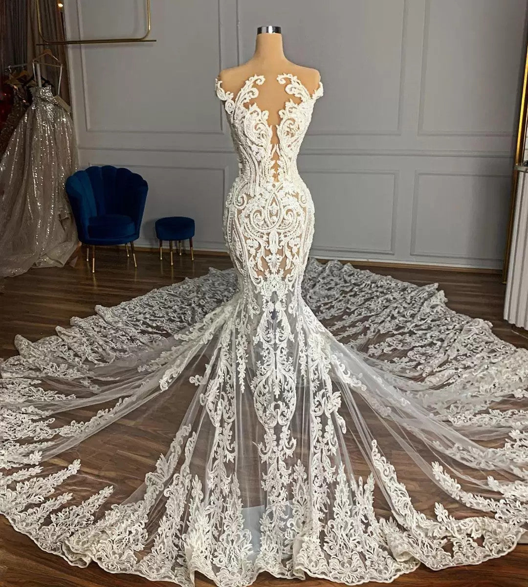 Luxuriöses Meerjungfrau-Brautkleid mit Rundhalsausschnitt, langem Tüll und Perlenstickerei