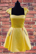 Kurzes, königsblaues Homecoming-Kleid mit Flügelärmeln und Schnürung am Rücken PD321