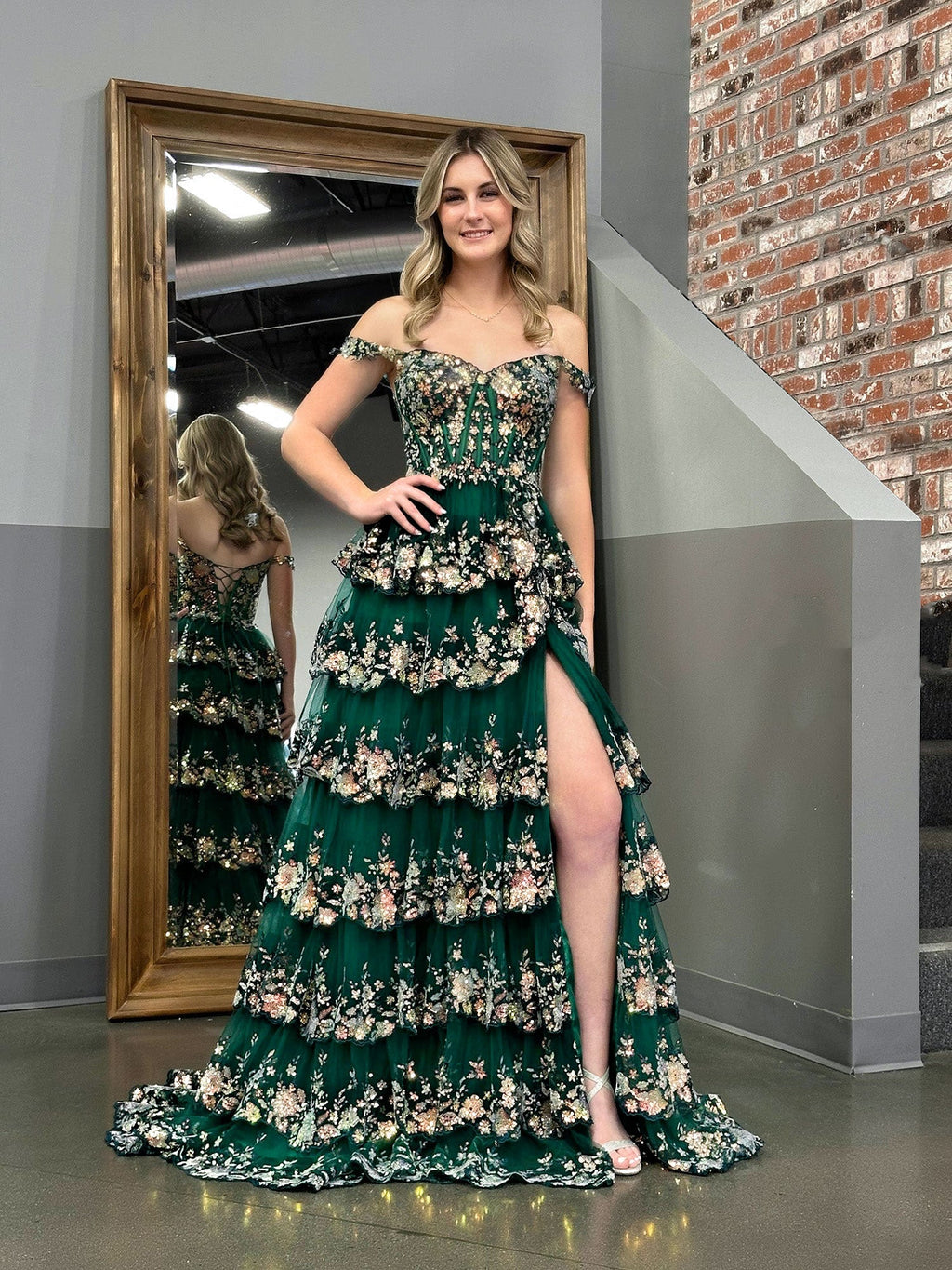 Capri | Vestido de fiesta princesa de lentejuelas de cristal verde, corte A, hombros descubiertos y volantes de encaje