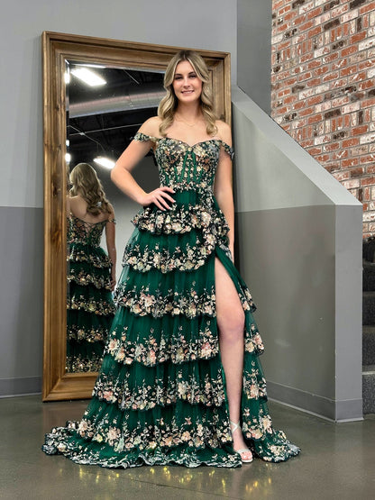 Capri | Vestido de fiesta princesa de lentejuelas de cristal verde, corte A, hombros descubiertos y volantes de encaje