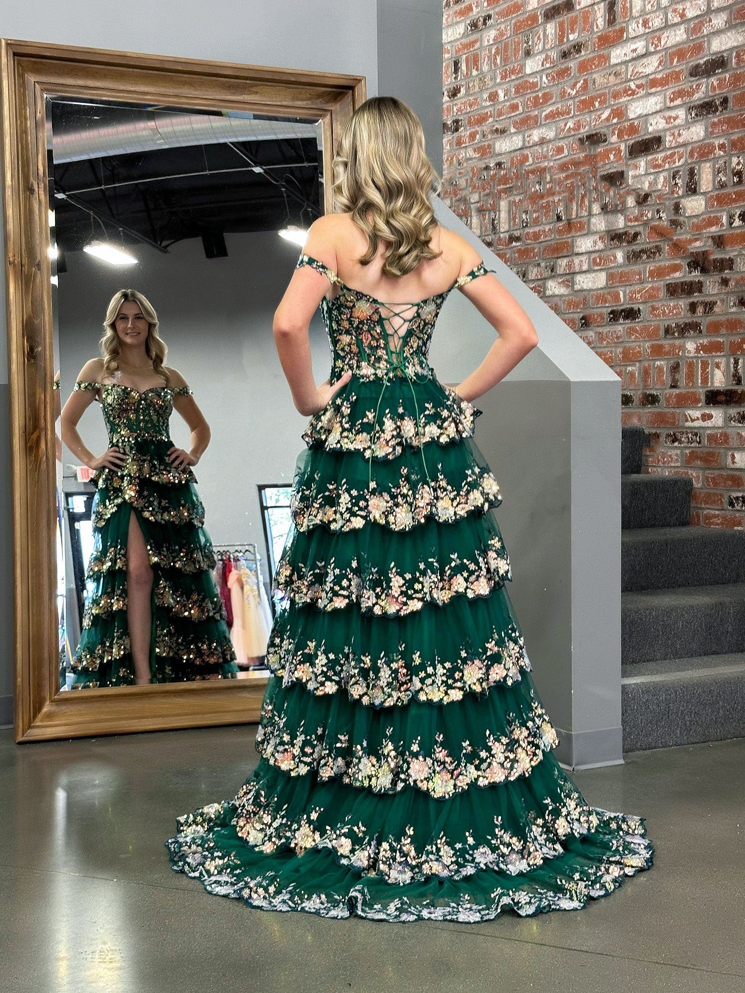 Capri | Vestido de fiesta princesa de lentejuelas de cristal verde, corte A, hombros descubiertos y volantes de encaje