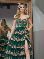 Capri | Vestido de fiesta princesa de lentejuelas de cristal verde, corte A, hombros descubiertos y volantes de encaje