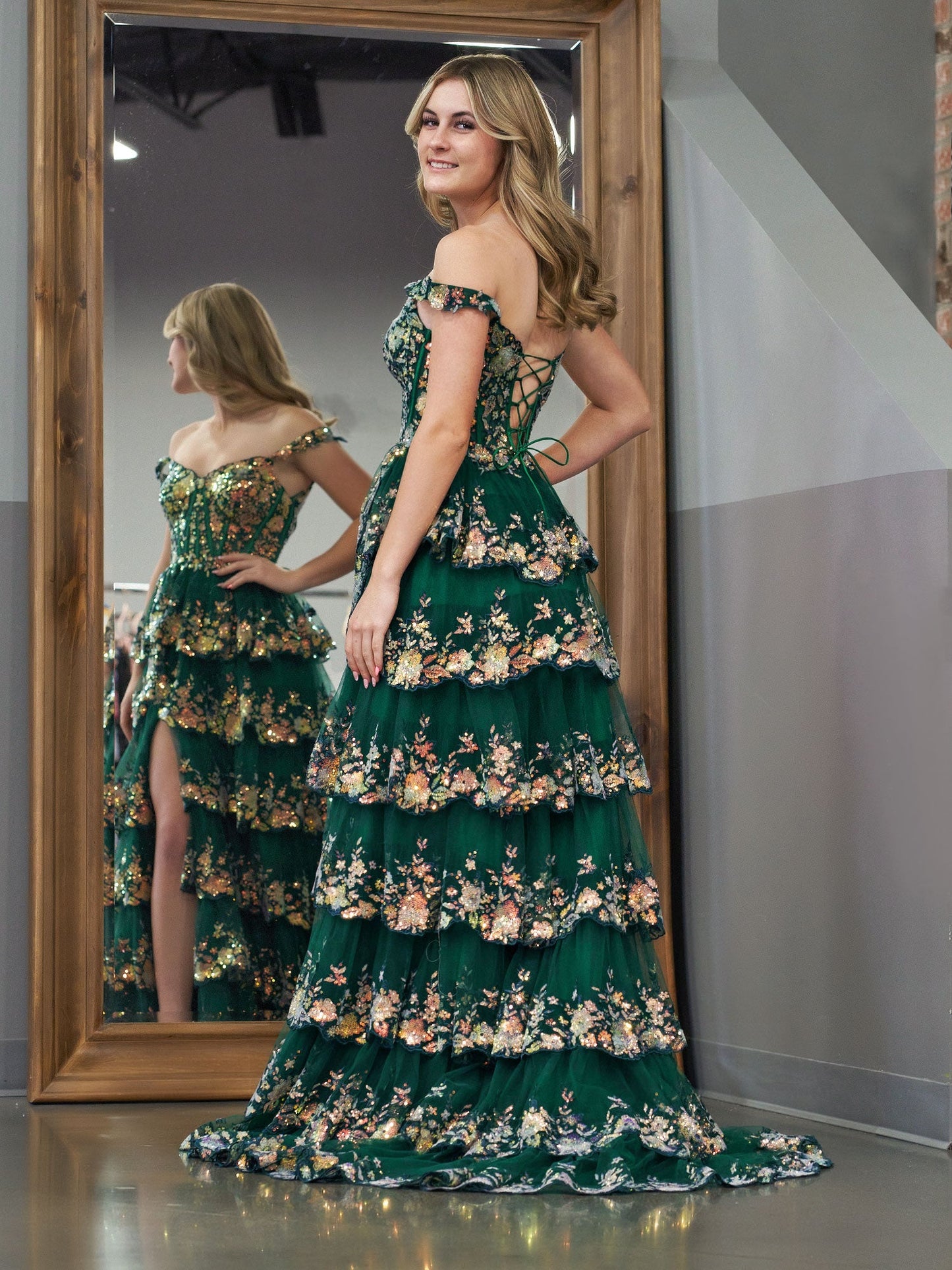 Capri | Vestido de fiesta princesa de lentejuelas de cristal verde, corte A, hombros descubiertos y volantes de encaje