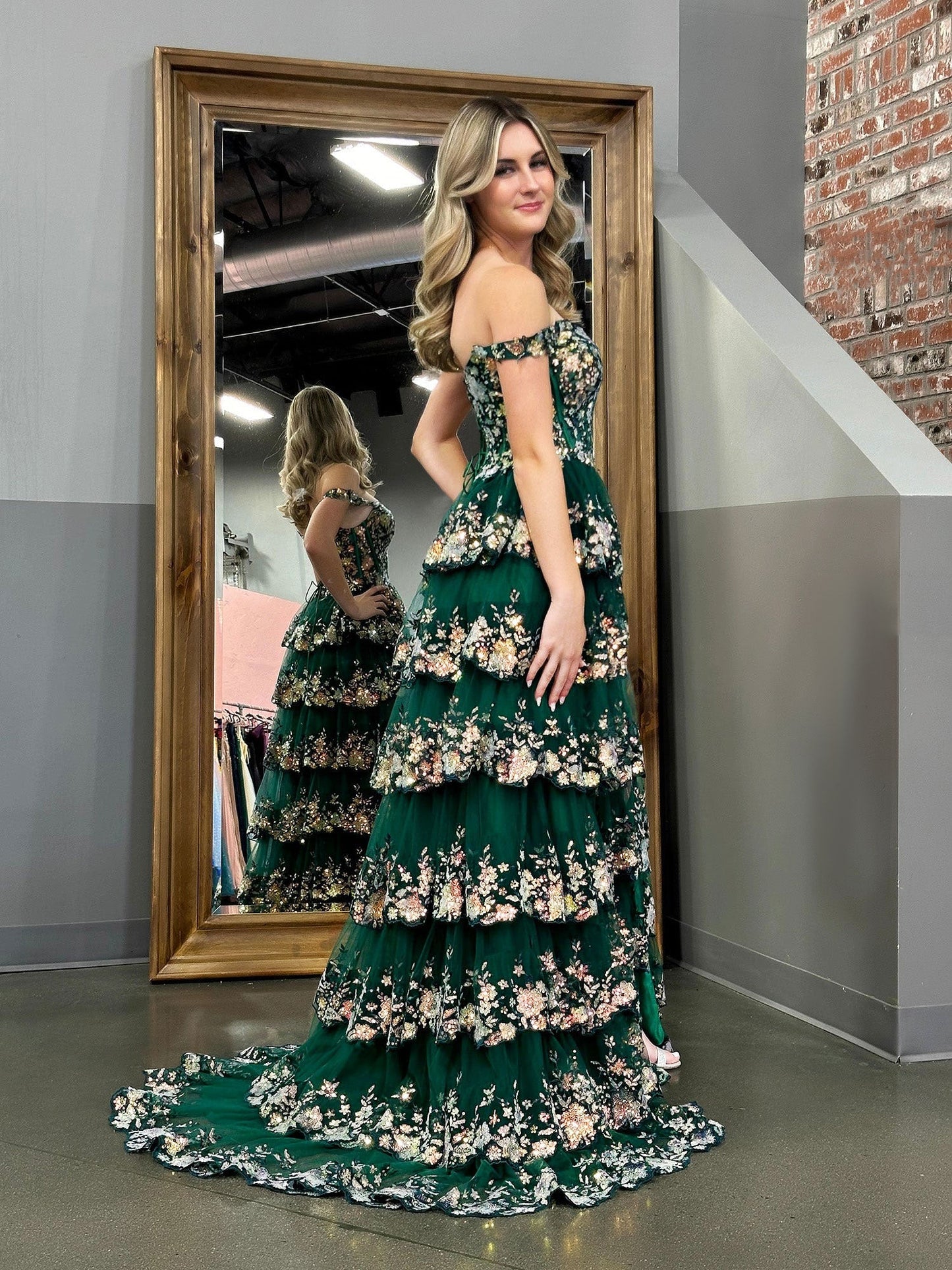 Capri | Vestido de fiesta princesa de lentejuelas de cristal verde, corte A, hombros descubiertos y volantes de encaje