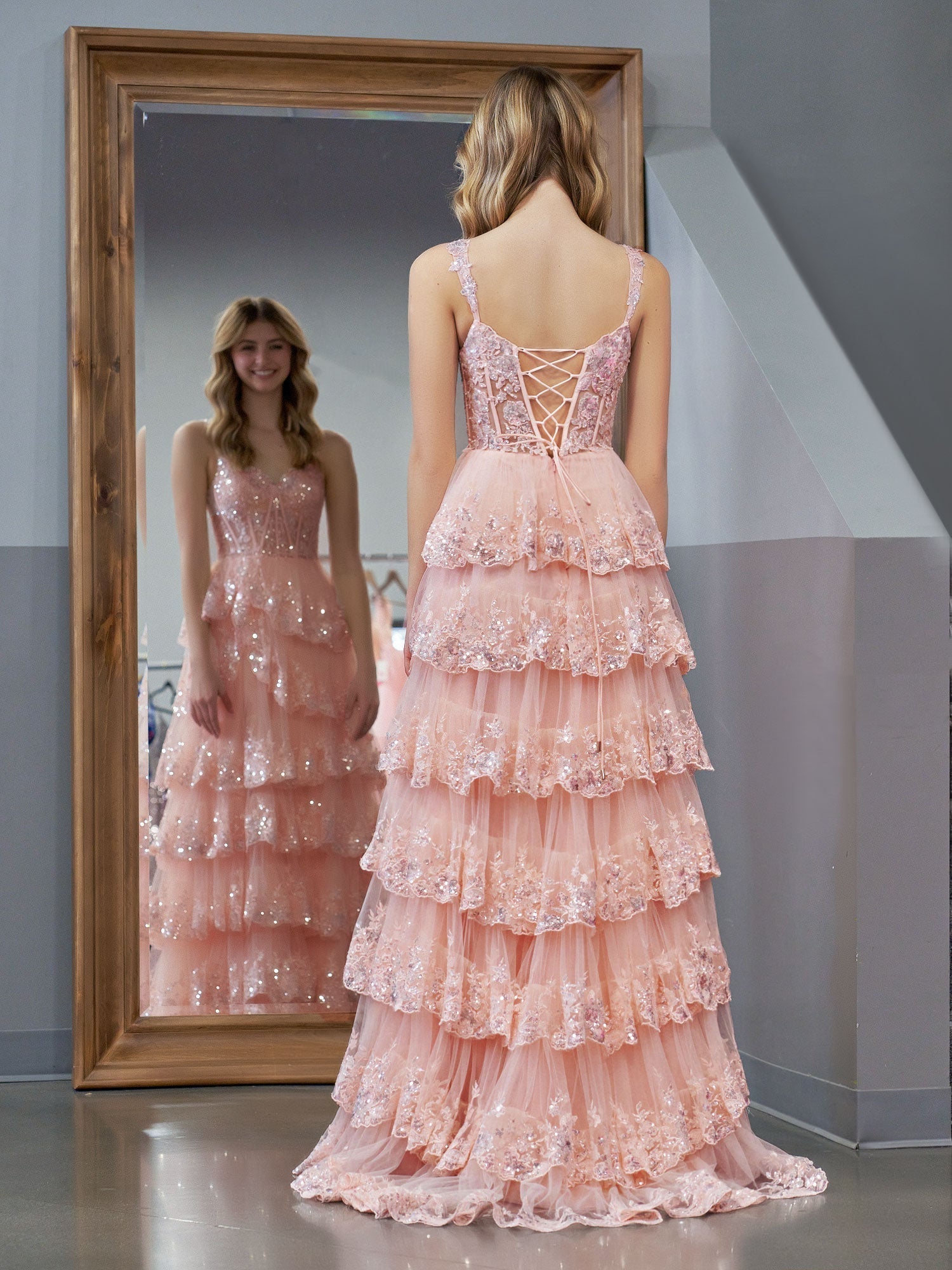 Vestido de fiesta de princesa rosa con hombros descubiertos, corsé y volantes de encaje