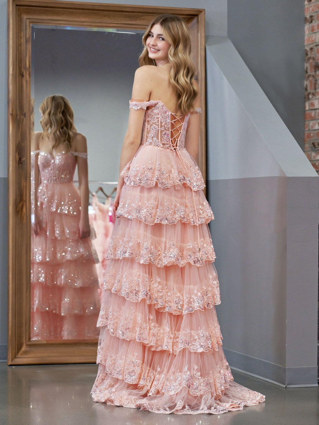 Vestido de fiesta de princesa rosa con hombros descubiertos, corsé y volantes de encaje