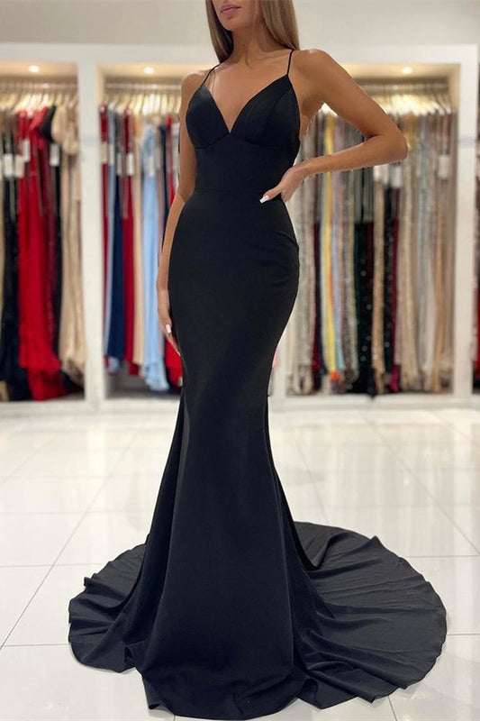 Elegante vestido de fiesta largo de sirena con charmeuse negro y tirantes finos