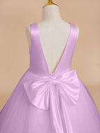 Klassisches weißes ärmelloses A-Linien-Blumenmädchenkleid aus Satin und Tüll 