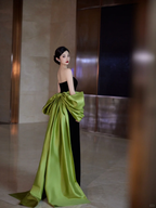 Hübsches schwarzes trägerloses langes Satin-Ballkleid mit Schleife Y8594