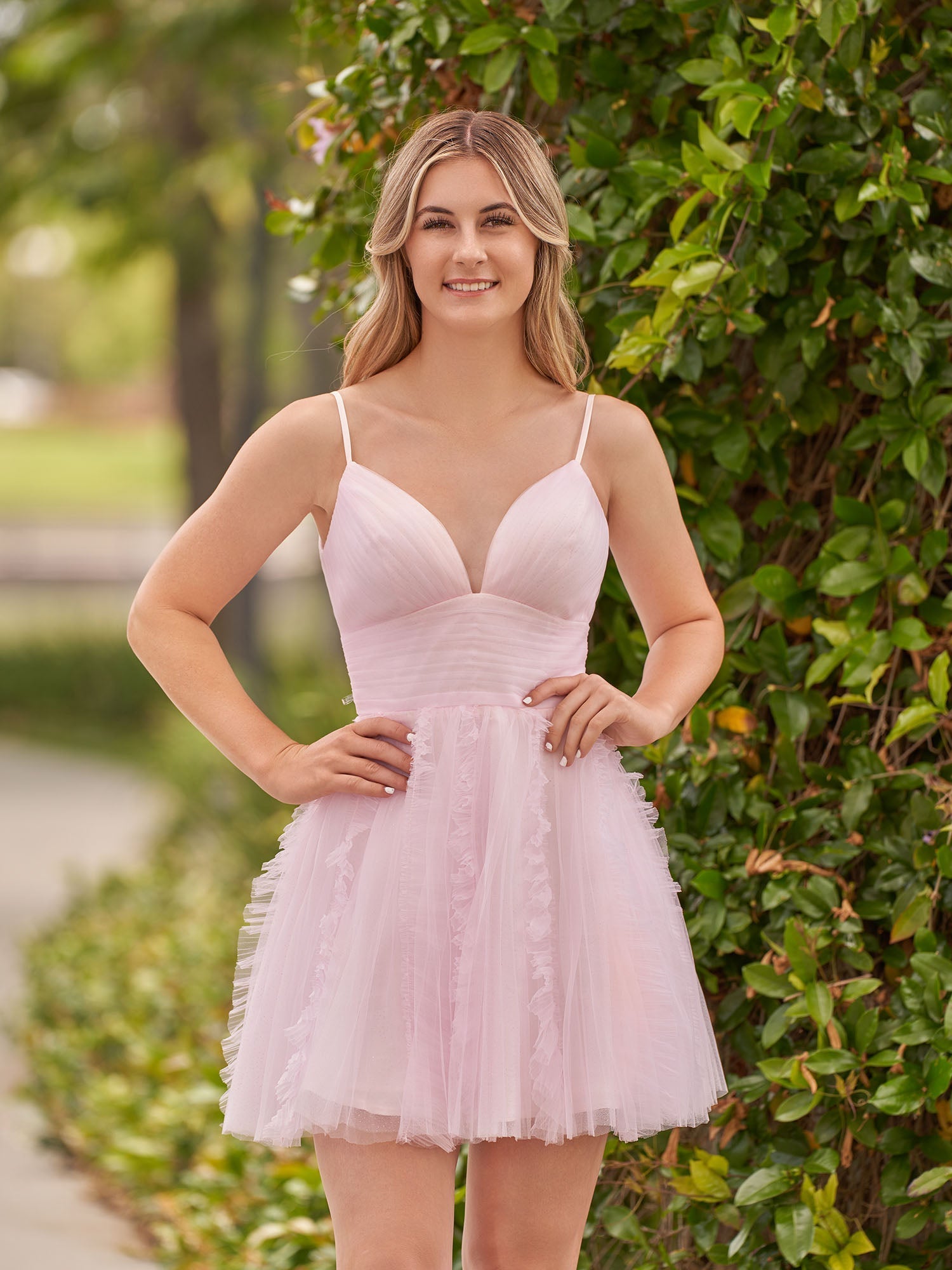 Celeste | Vestido de fiesta corto fruncido con escote en V profundo y corte A