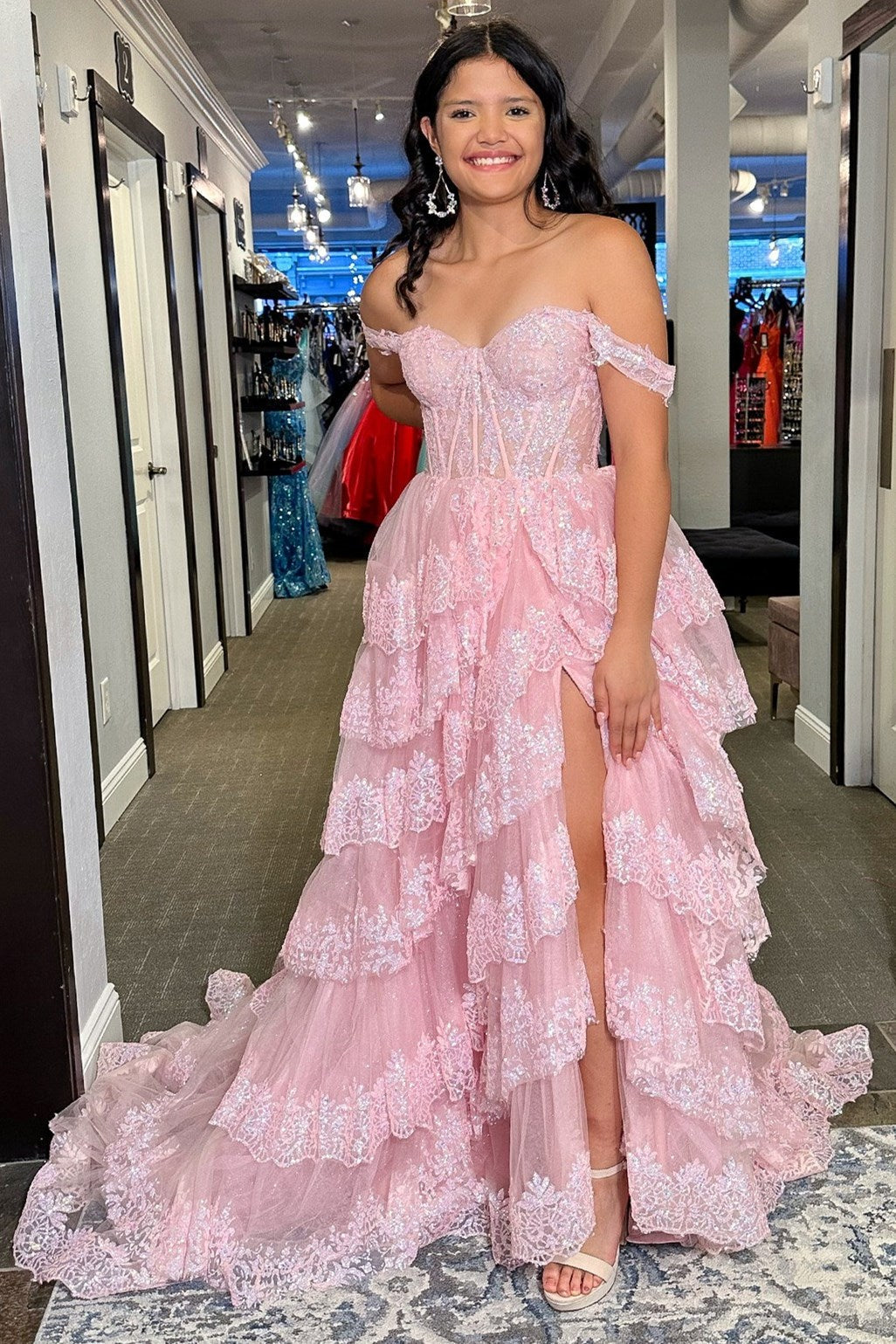 Ceryn | Vestido largo con volantes y hombros descubiertos, apliques de lentejuelas rosas