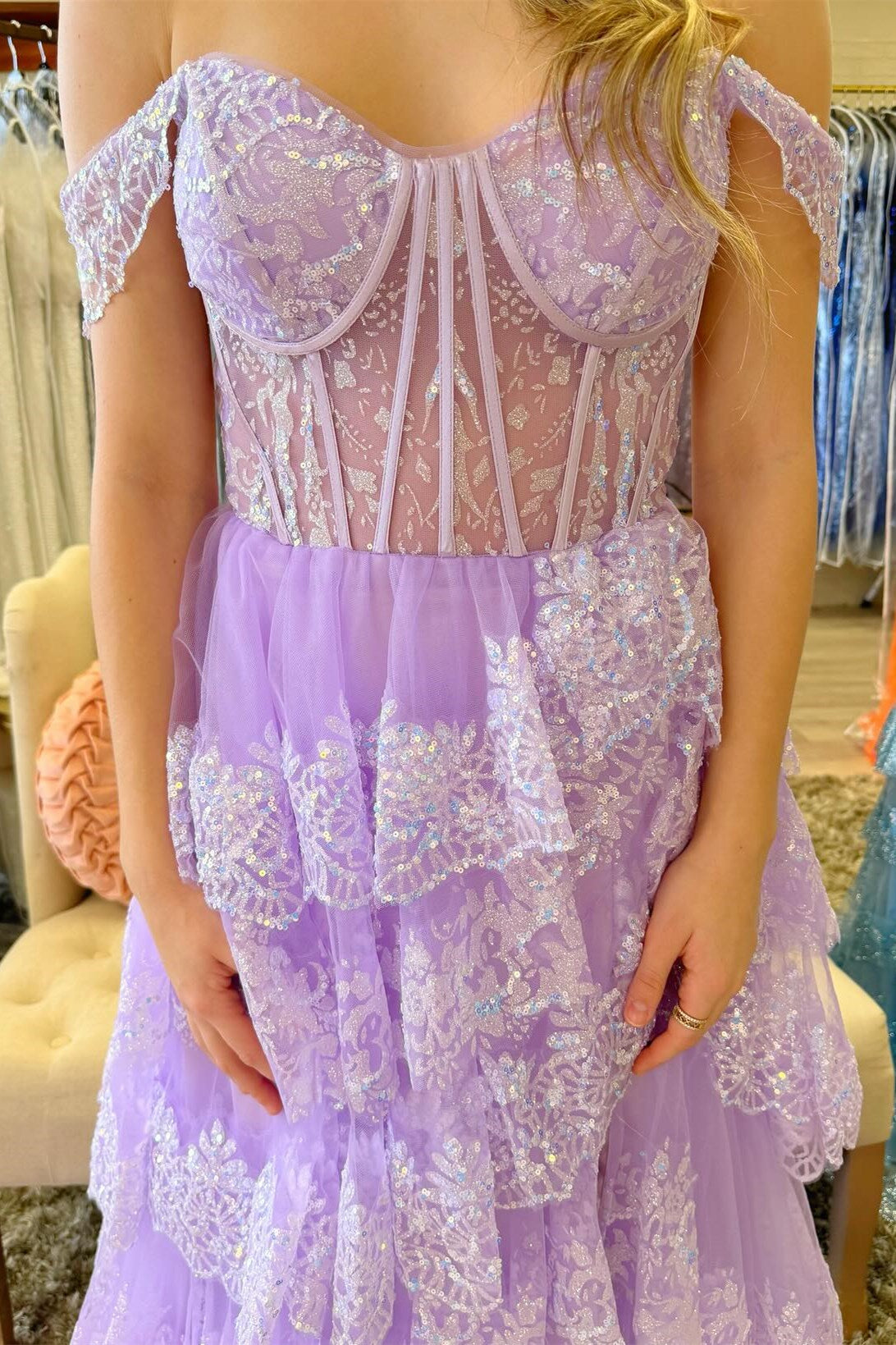 Ceryn | Vestido largo con volantes y hombros descubiertos, apliques de lentejuelas rosas