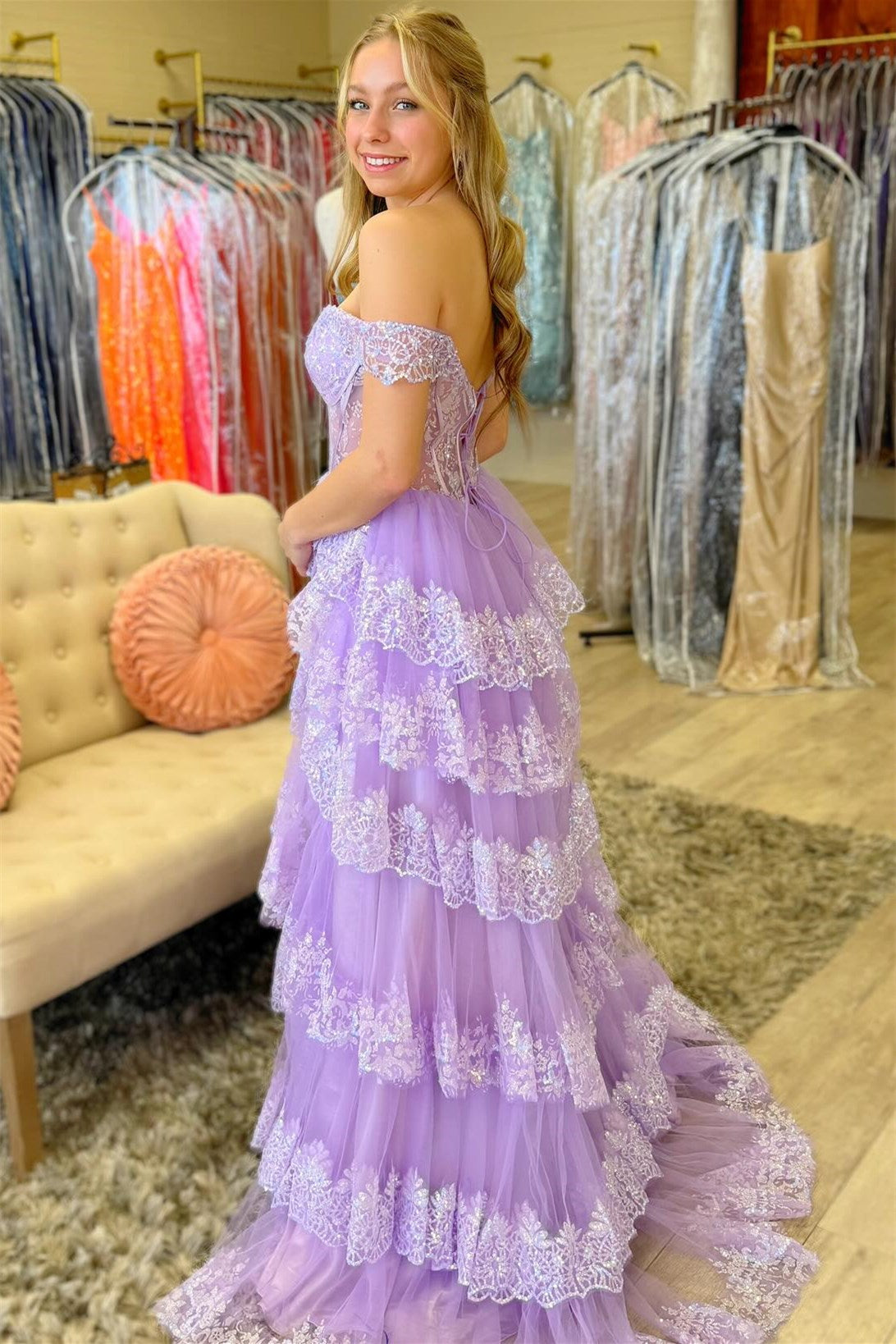 Ceryn | Vestido largo con volantes y hombros descubiertos, apliques de lentejuelas rosas