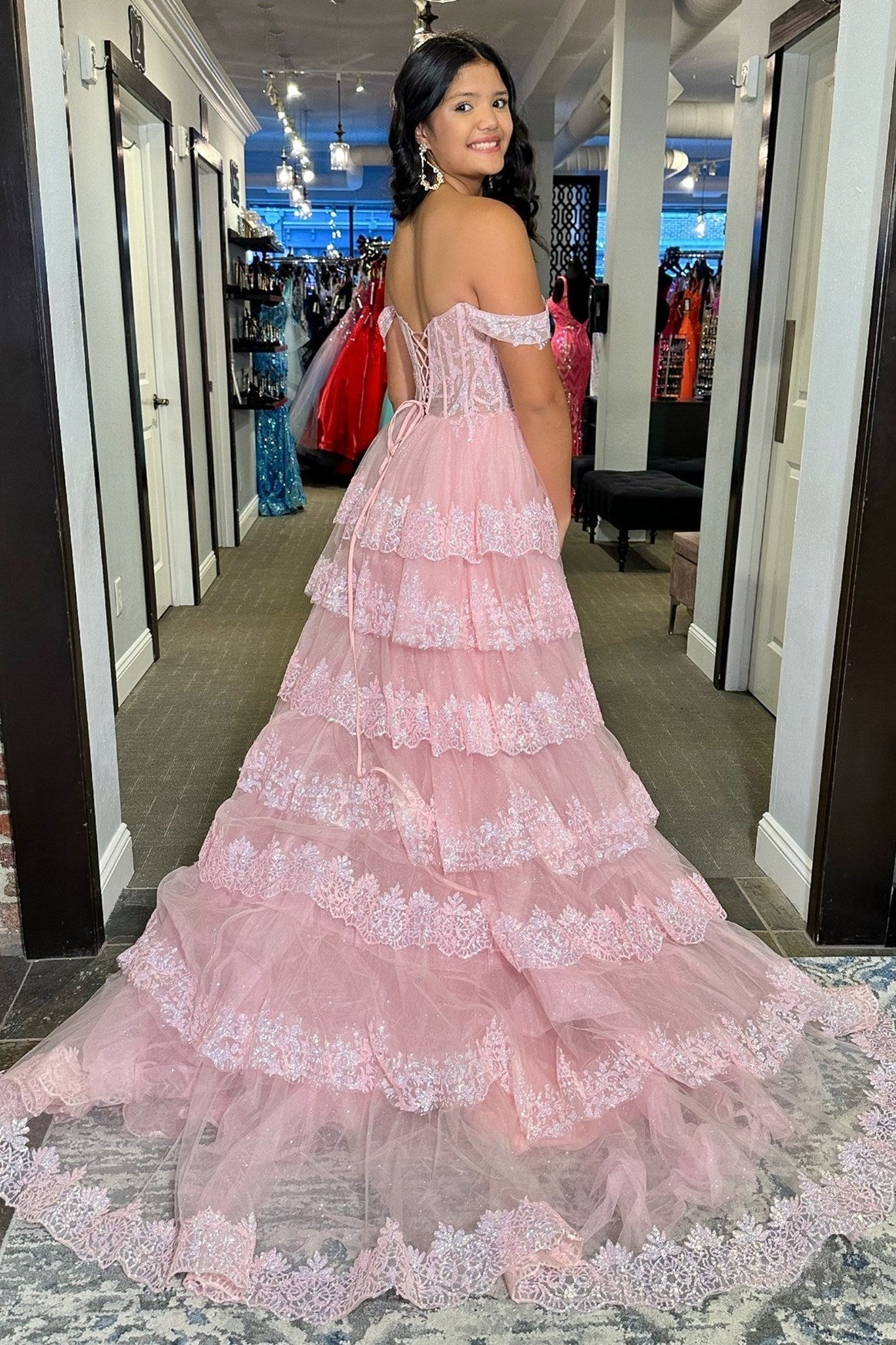 Ceryn | Vestido largo con volantes y hombros descubiertos, apliques de lentejuelas rosas