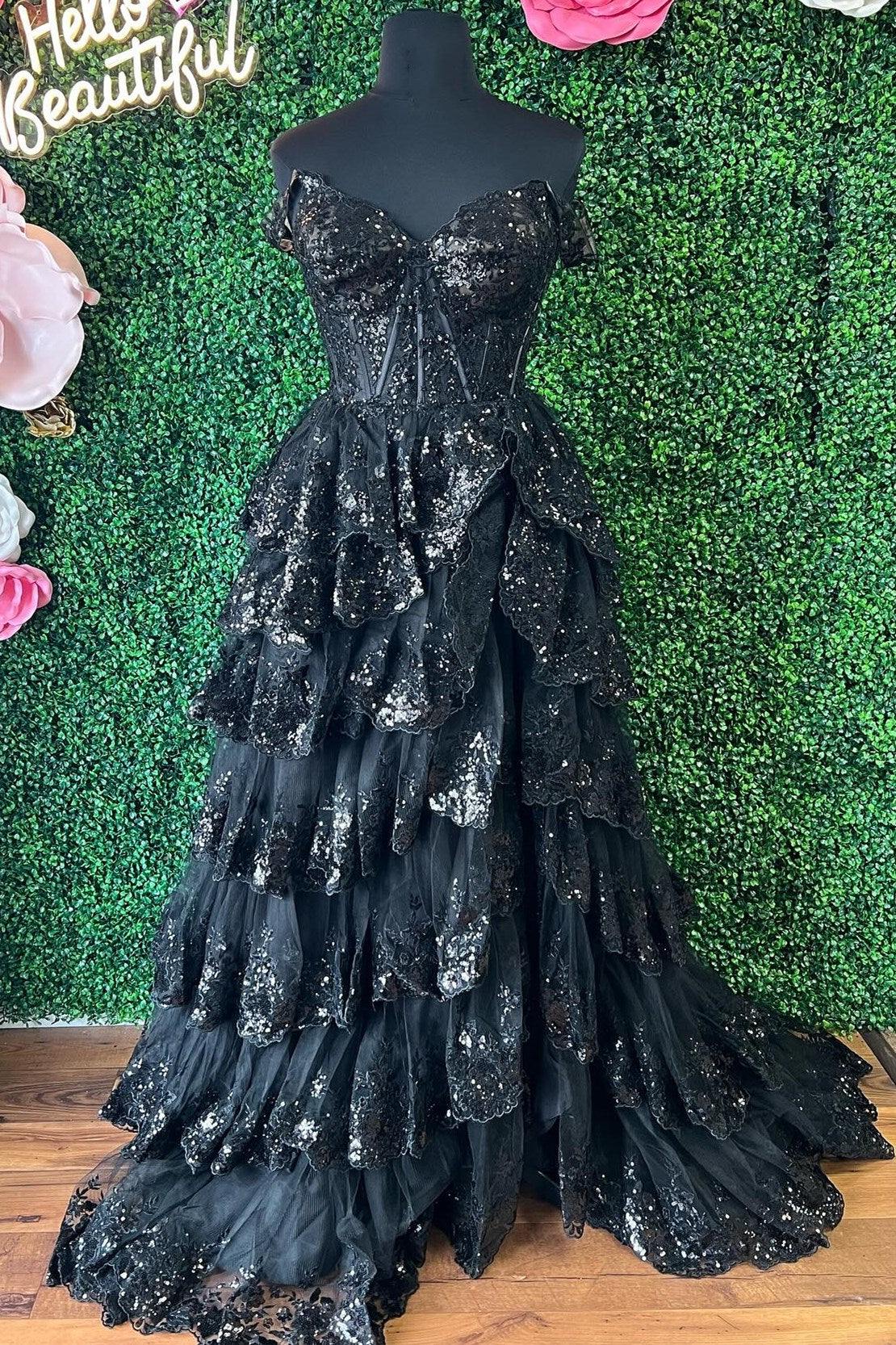 Ceryn | Vestido largo con volantes y hombros descubiertos, apliques de lentejuelas rosas