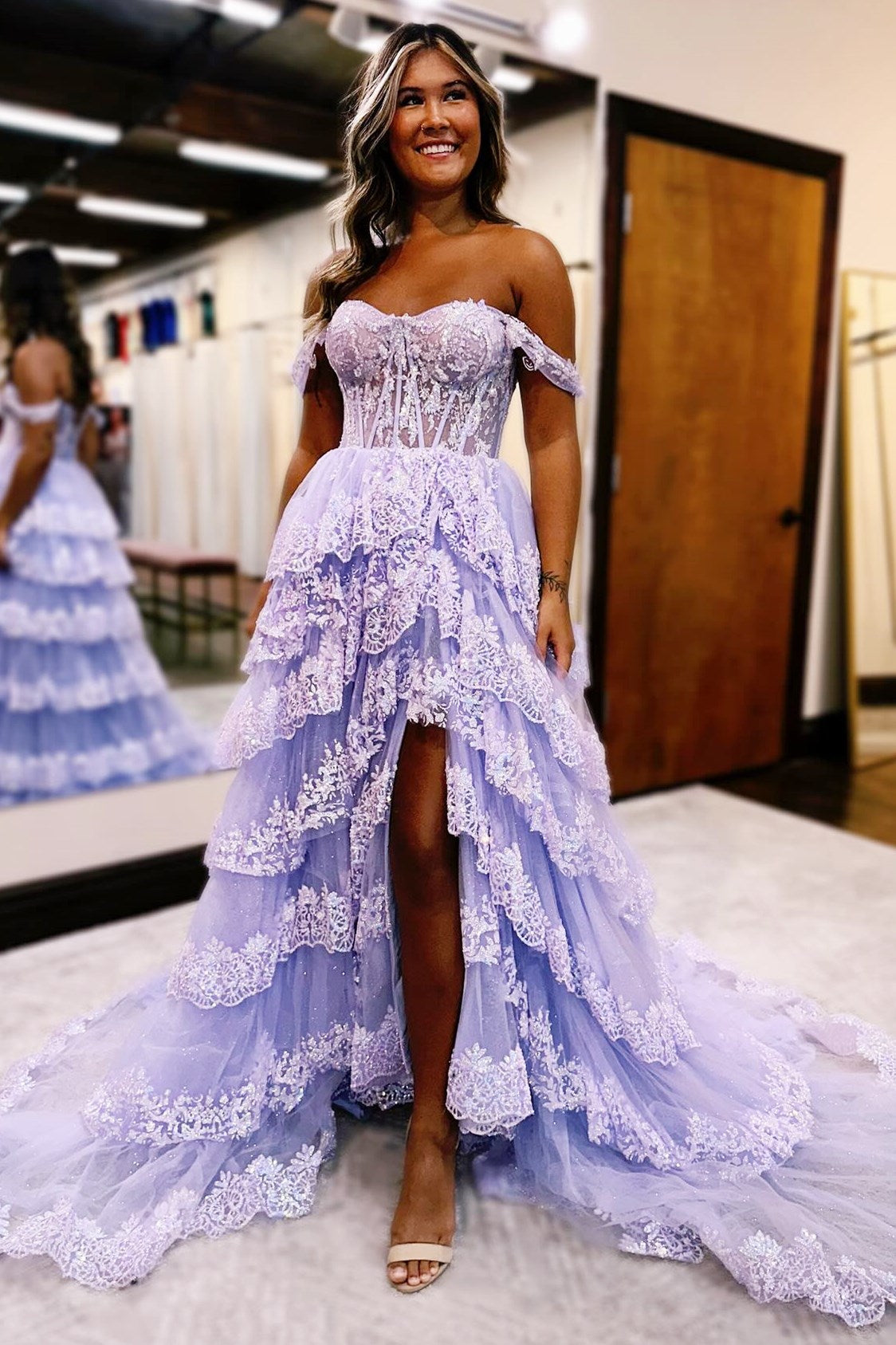 Ceryn | Vestido largo con volantes y hombros descubiertos, apliques de lentejuelas rosas