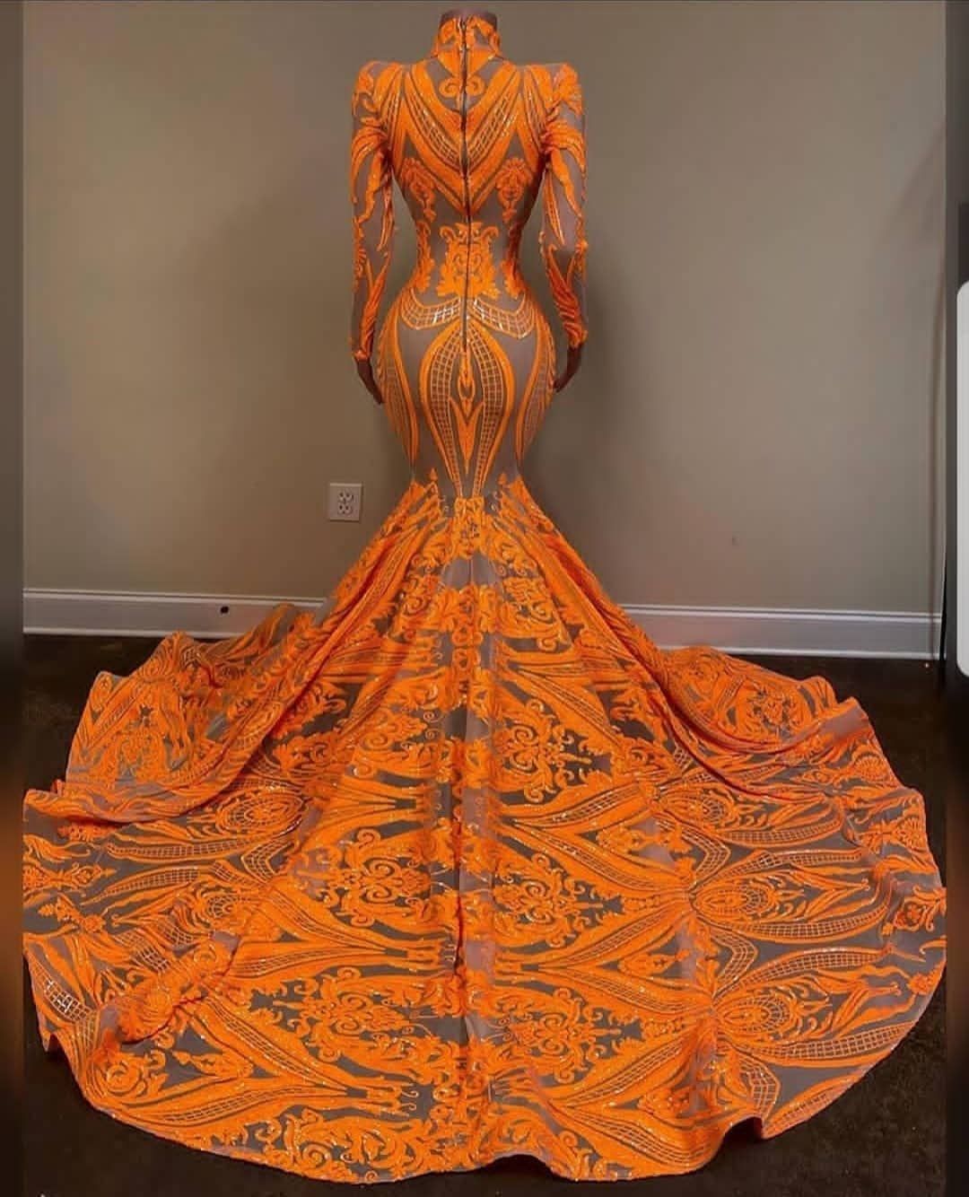 Hochgeschlossenes Meerjungfrau-Ballkleid in Orange mit langen Ärmeln und Paillettenspitze