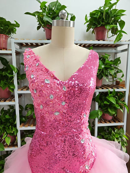 Süßes rosa kurzes Homecoming-Kleid mit V-Ausschnitt und Tüllrüschen unten, rosa Geburtstags-Outfit-Kleid F1069