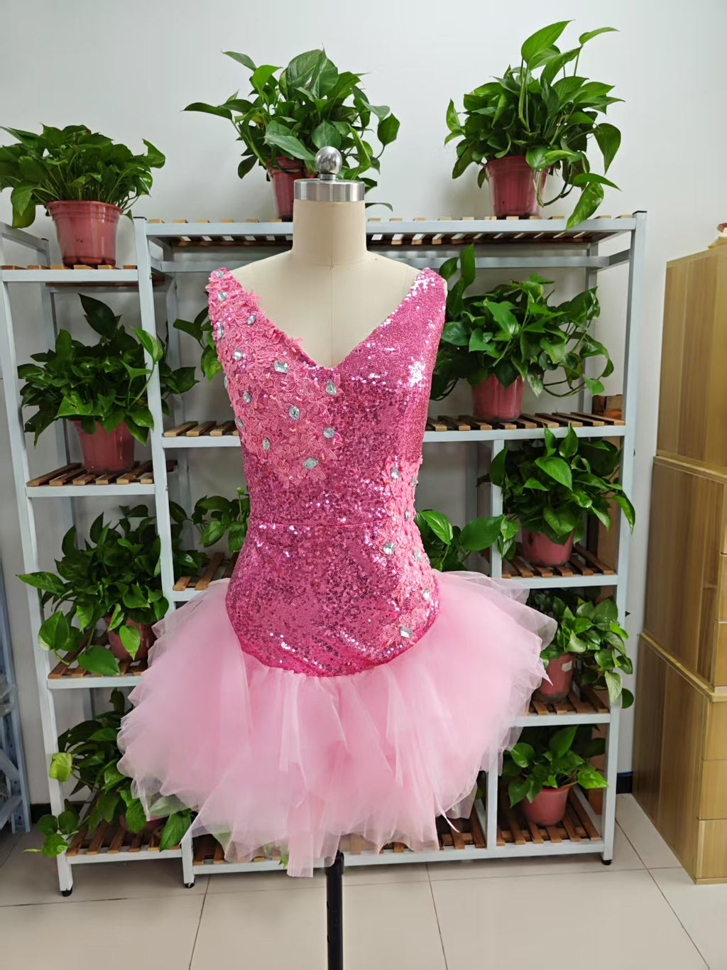 Vestido corto rosa con escote en V y volantes de tul en la parte inferior para fiesta de bienvenida, F1069