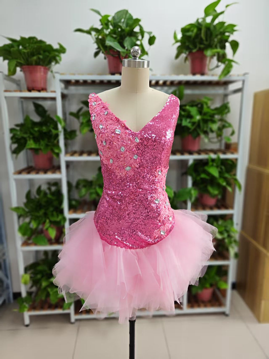 Vestido corto rosa con escote en V y volantes de tul en la parte inferior para fiesta de bienvenida, F1069