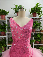 Vestido corto rosa con escote en V y volantes de tul en la parte inferior para fiesta de bienvenida, F1069