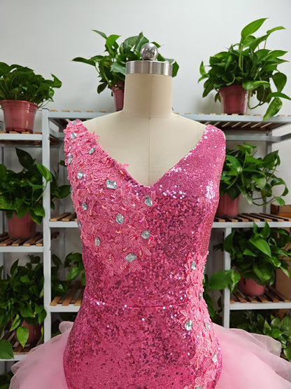Süßes rosa kurzes Homecoming-Kleid mit V-Ausschnitt und Tüllrüschen unten, rosa Geburtstags-Outfit-Kleid F1069