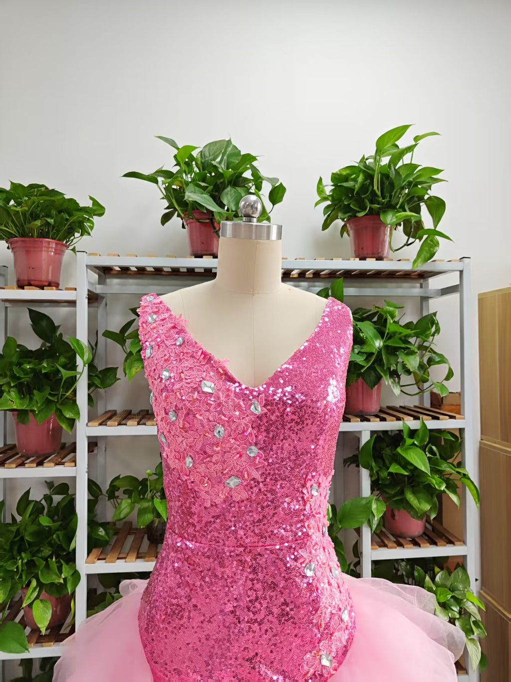 Vestido corto rosa con escote en V y volantes de tul en la parte inferior para fiesta de bienvenida, F1069