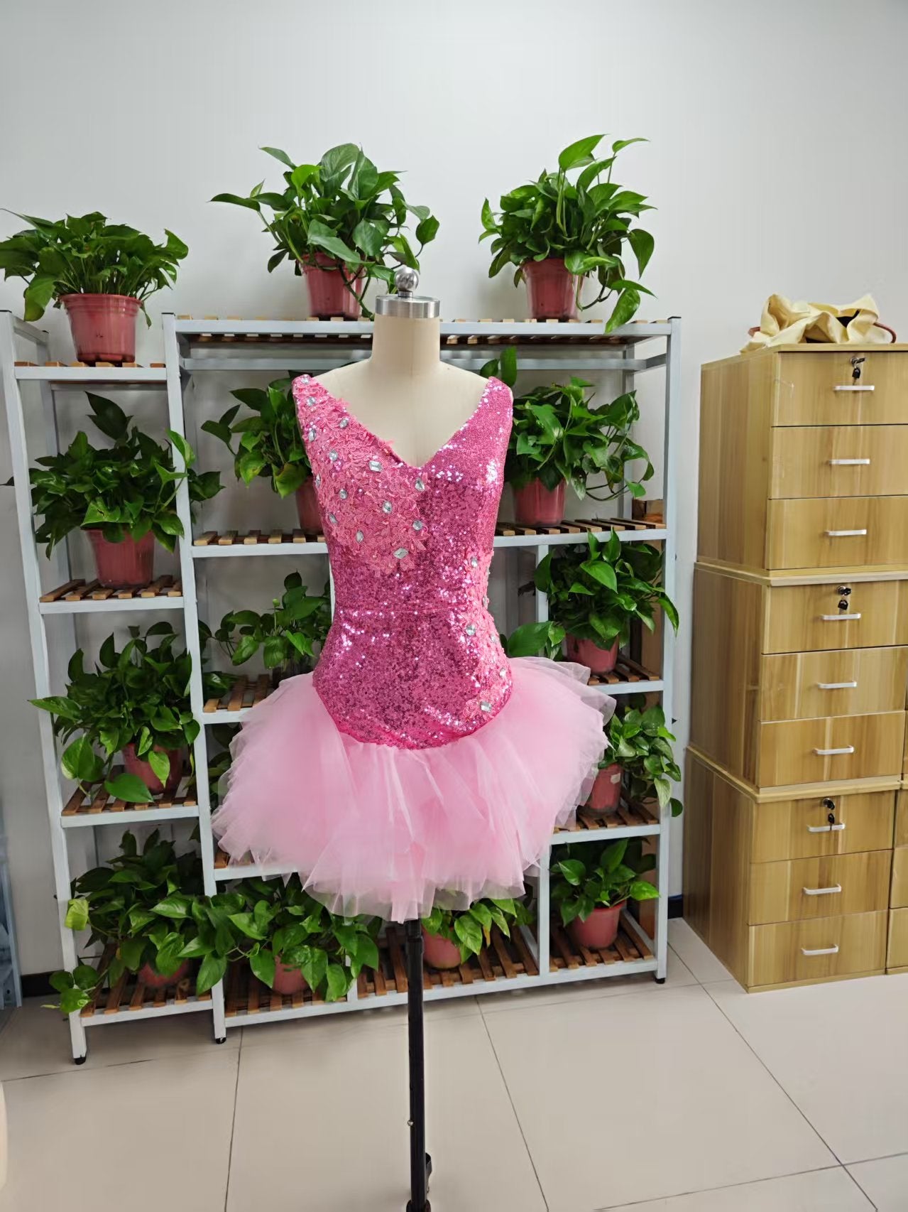 Vestido corto rosa con escote en V y volantes de tul en la parte inferior para fiesta de bienvenida, F1069