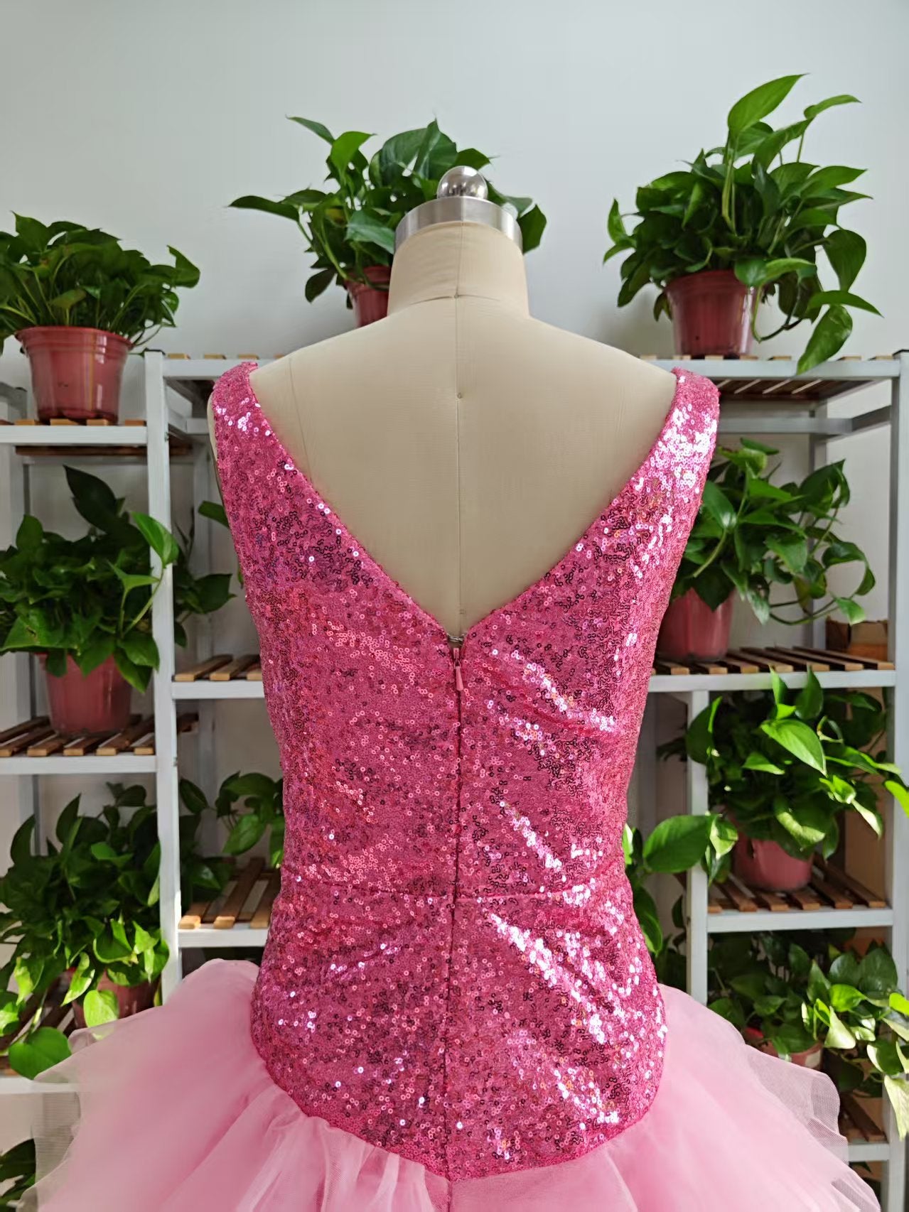 Vestido corto rosa con escote en V y volantes de tul en la parte inferior para fiesta de bienvenida, F1069