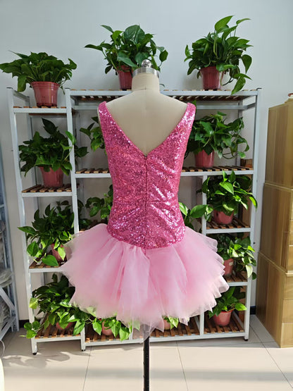 Süßes rosa kurzes Homecoming-Kleid mit V-Ausschnitt und Tüllrüschen unten, rosa Geburtstags-Outfit-Kleid F1069