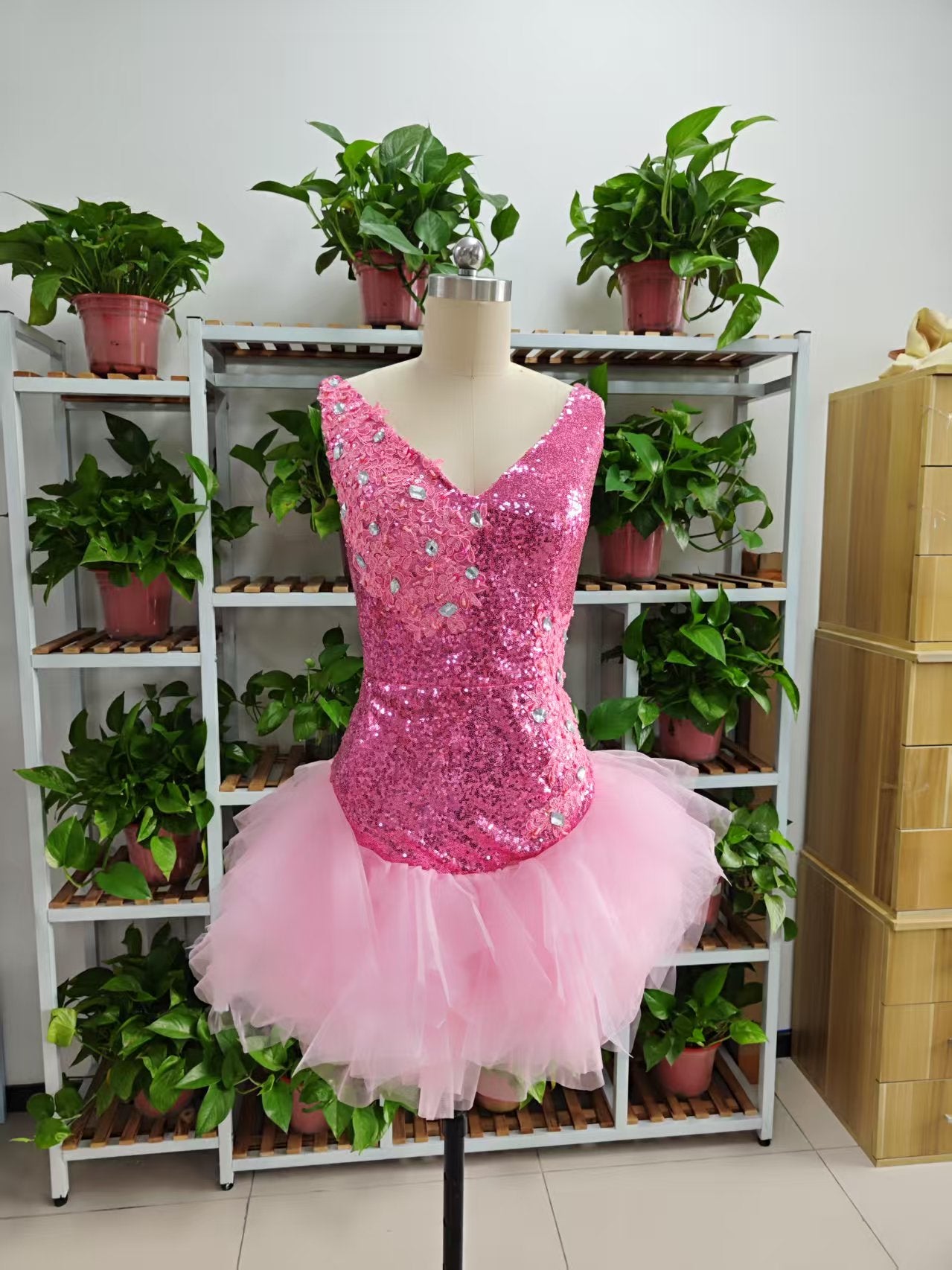 Vestido corto rosa con escote en V y volantes de tul en la parte inferior para fiesta de bienvenida, F1069