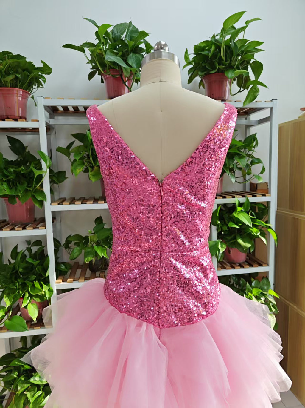 Vestido corto rosa con escote en V y volantes de tul en la parte inferior para fiesta de bienvenida, F1069