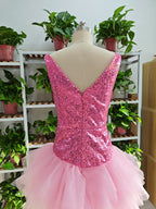 Vestido corto rosa con escote en V y volantes de tul en la parte inferior para fiesta de bienvenida, F1069