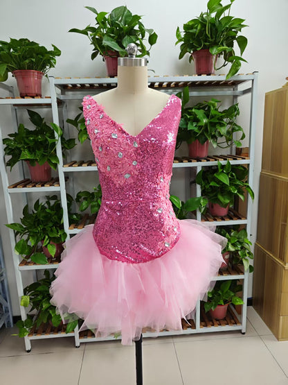 Süßes rosa kurzes Homecoming-Kleid mit V-Ausschnitt und Tüllrüschen unten, rosa Geburtstags-Outfit-Kleid F1069