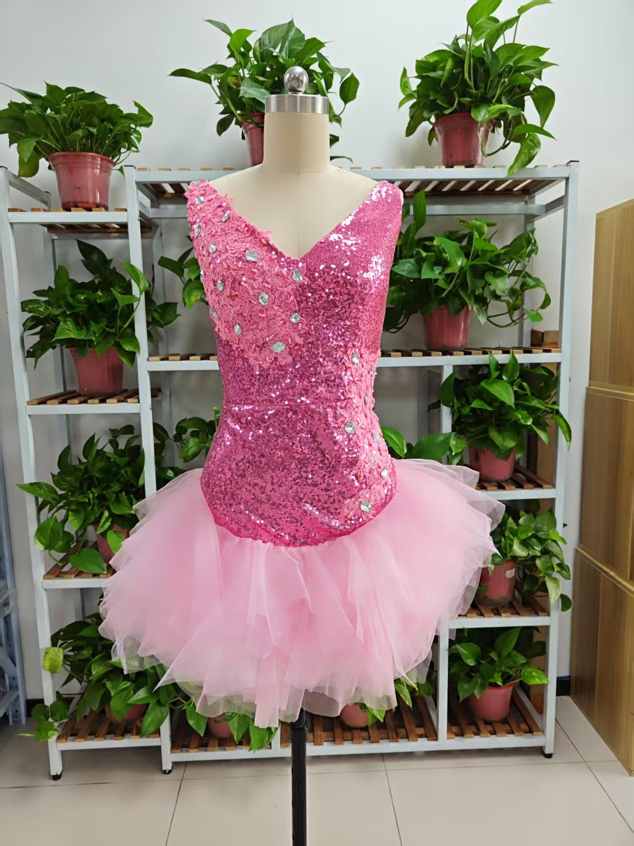 Vestido corto rosa con escote en V y volantes de tul en la parte inferior para fiesta de bienvenida, F1069