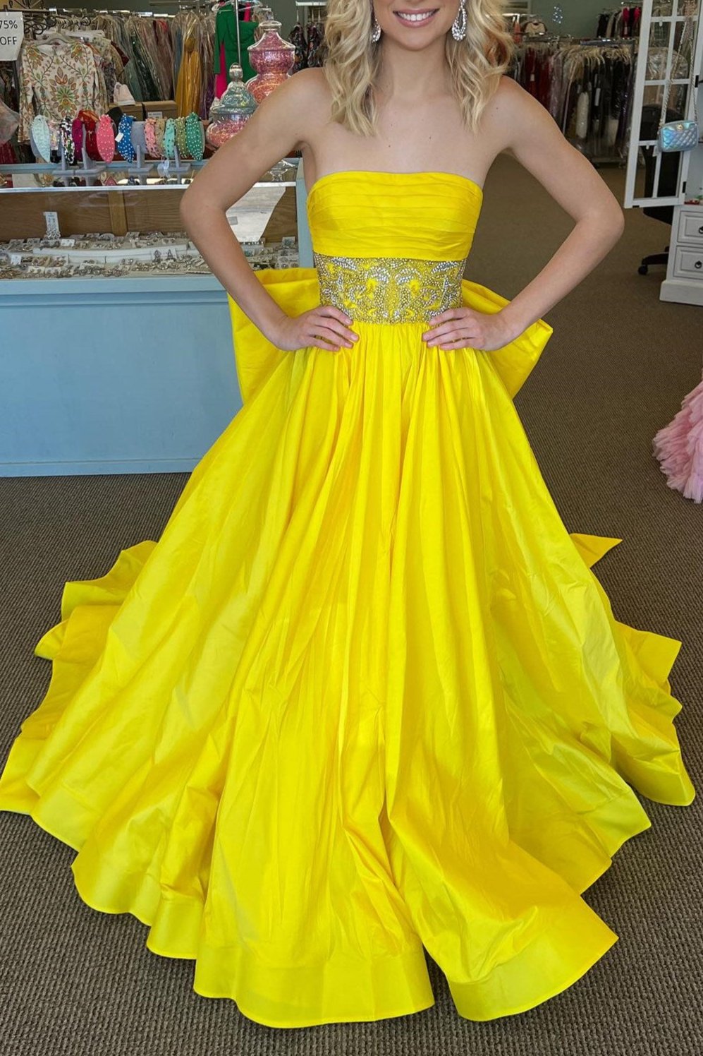 Chad | Vestido largo amarillo sin tirantes, con cuentas, cintura y lazo en la espalda