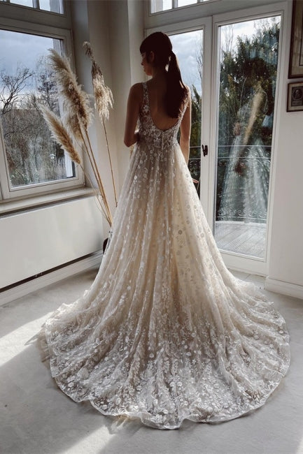 Vestido de novia color champán, corte A, largo hasta el suelo, tirantes y escote en V
