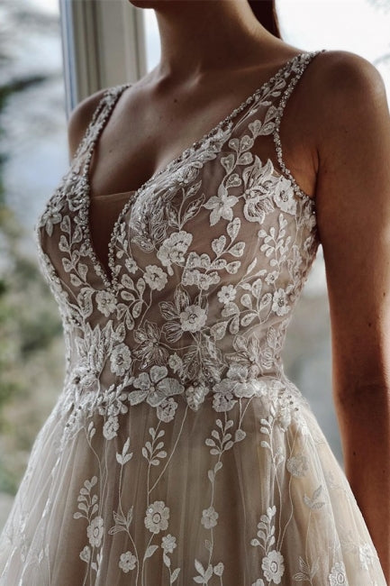 Vestido de novia color champán, corte A, largo hasta el suelo, tirantes y escote en V