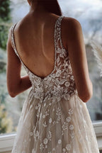 Vestido de novia color champán, corte A, largo hasta el suelo, tirantes y escote en V