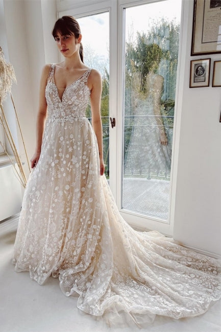 Vestido de novia color champán, corte A, largo hasta el suelo, tirantes y escote en V