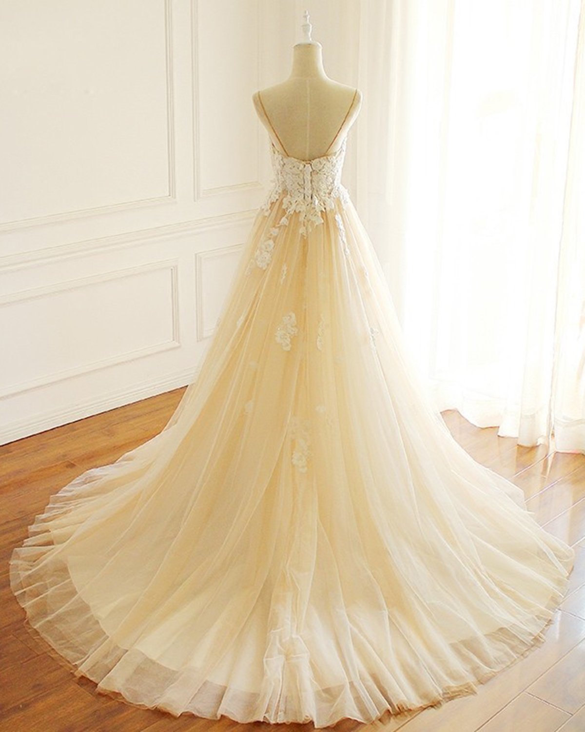 Vestido de novia largo color champán con escote en A, de tul con escote en forma de corazón y cola de espagueti