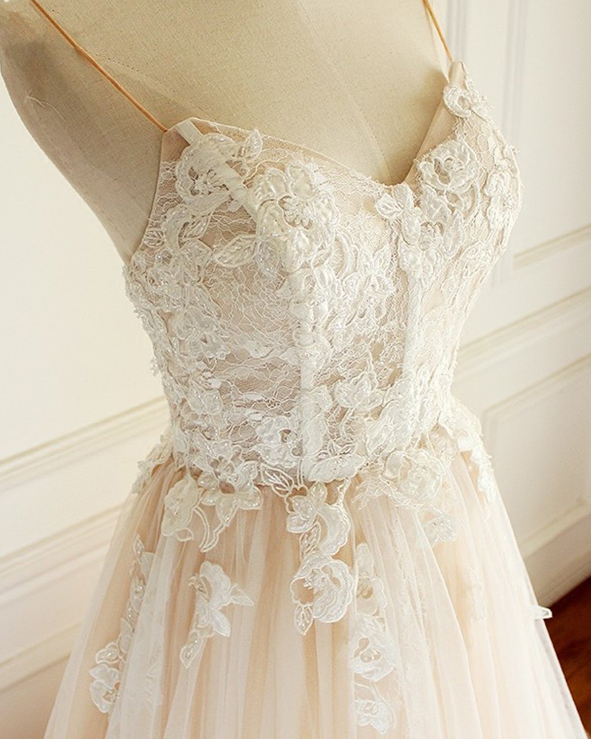 Vestido de novia largo color champán con escote en A, de tul con escote en forma de corazón y cola de espagueti