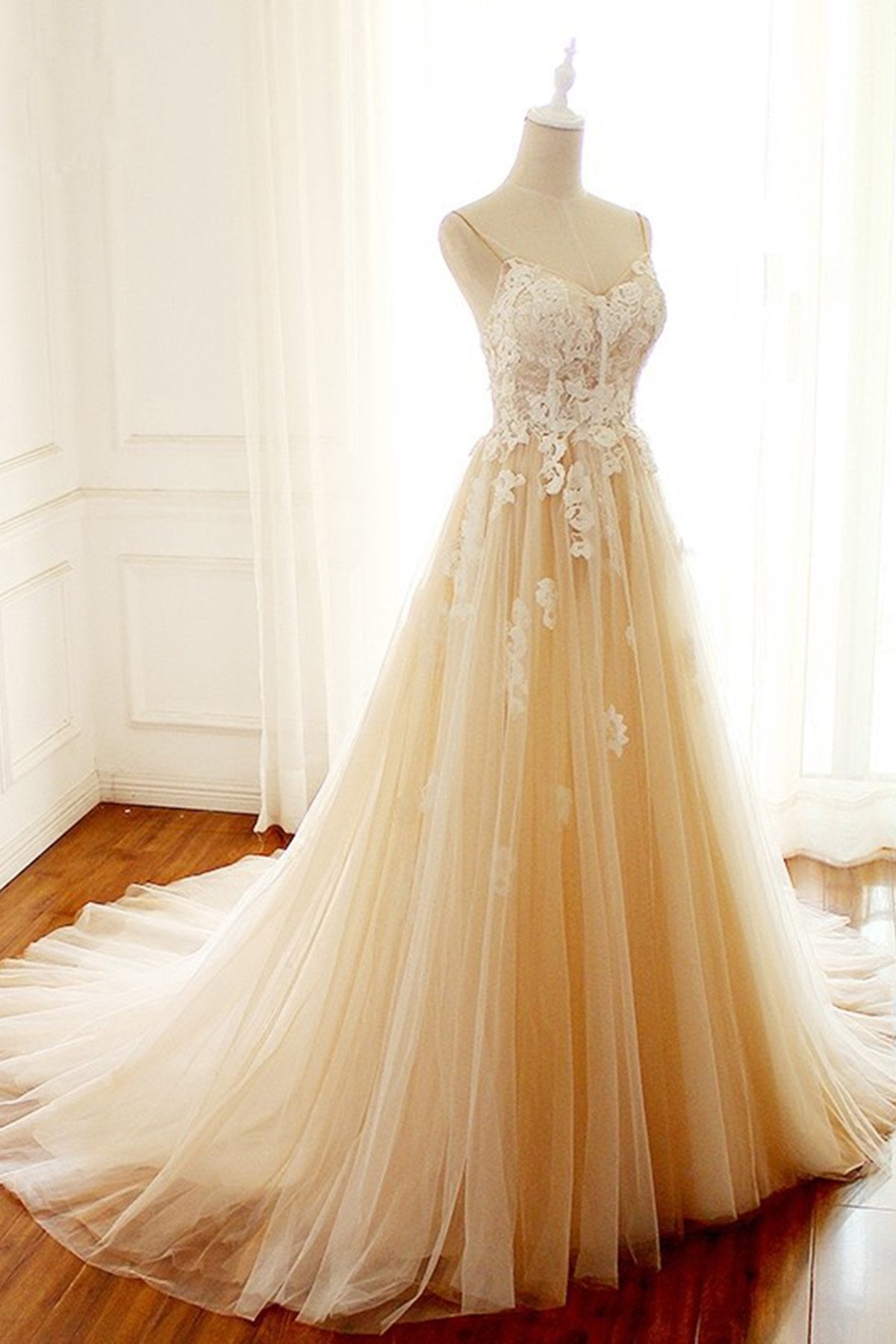 Vestido de novia largo color champán con escote en A, de tul con escote en forma de corazón y cola de espagueti