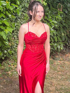 Chari | Vestido de fiesta largo con escote sirena, hombros descubiertos, corsé transparente, diamantes de imitación y abertura en color rosa