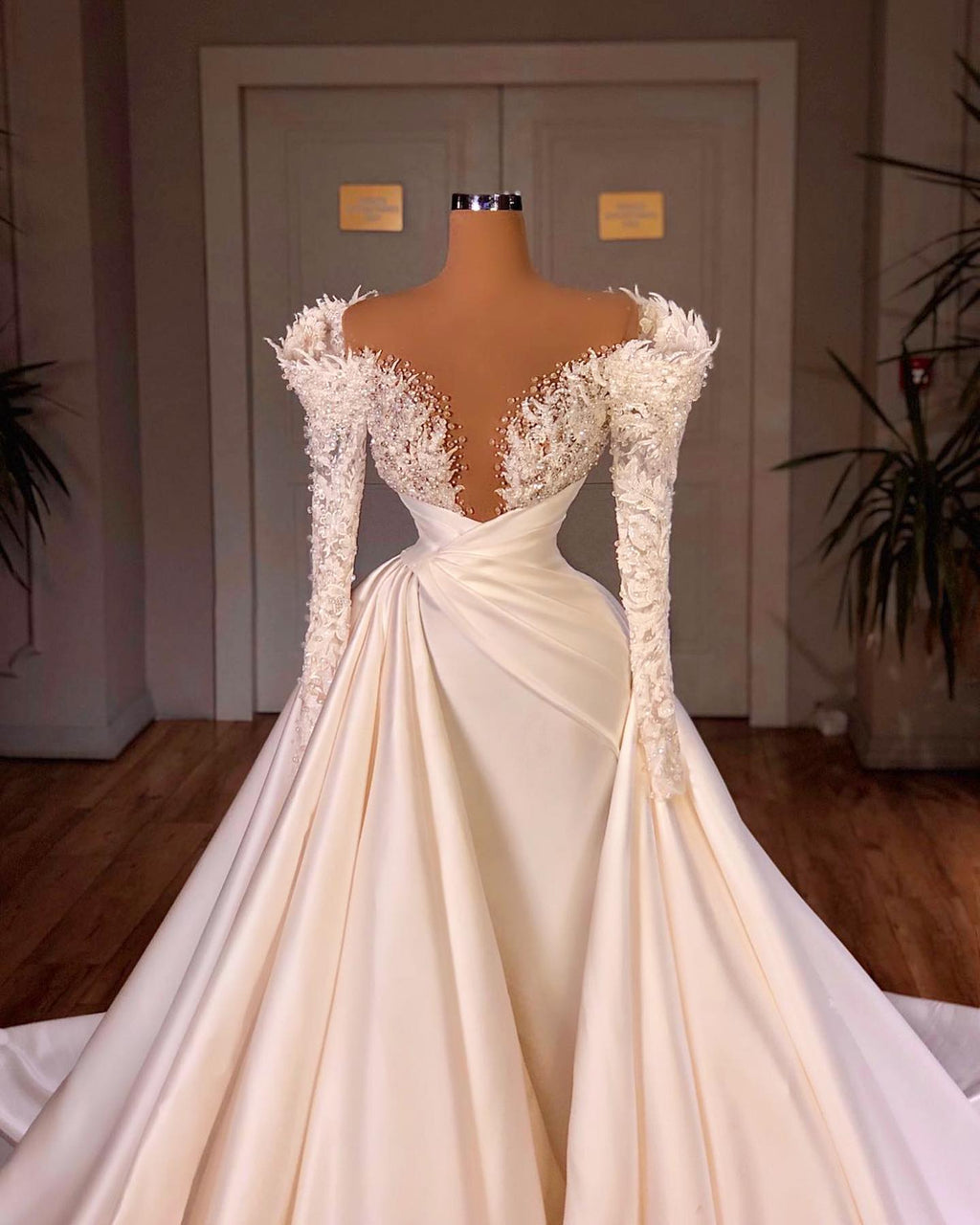 Vestido de novia largo con escote en V, corte catedral y mangas largas