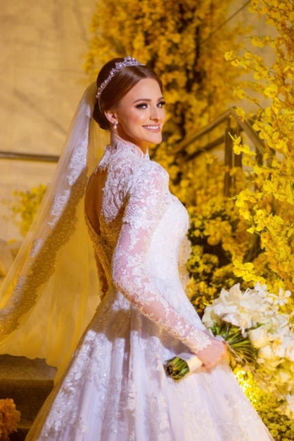Encantadores vestidos de novia blancos de manga larga, cuello alto y encaje en forma de A con apliques