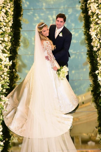 Vestido de novia blanco con escote en forma de A, manga larga y encaje con apliques