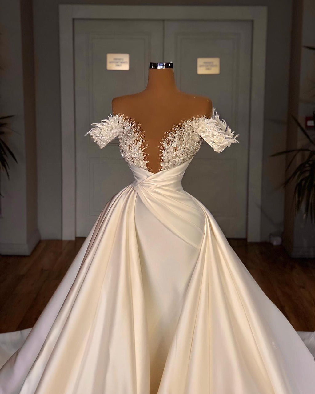 Vestido de novia largo con escote en V, corte catedral, hombros descubiertos y corte A