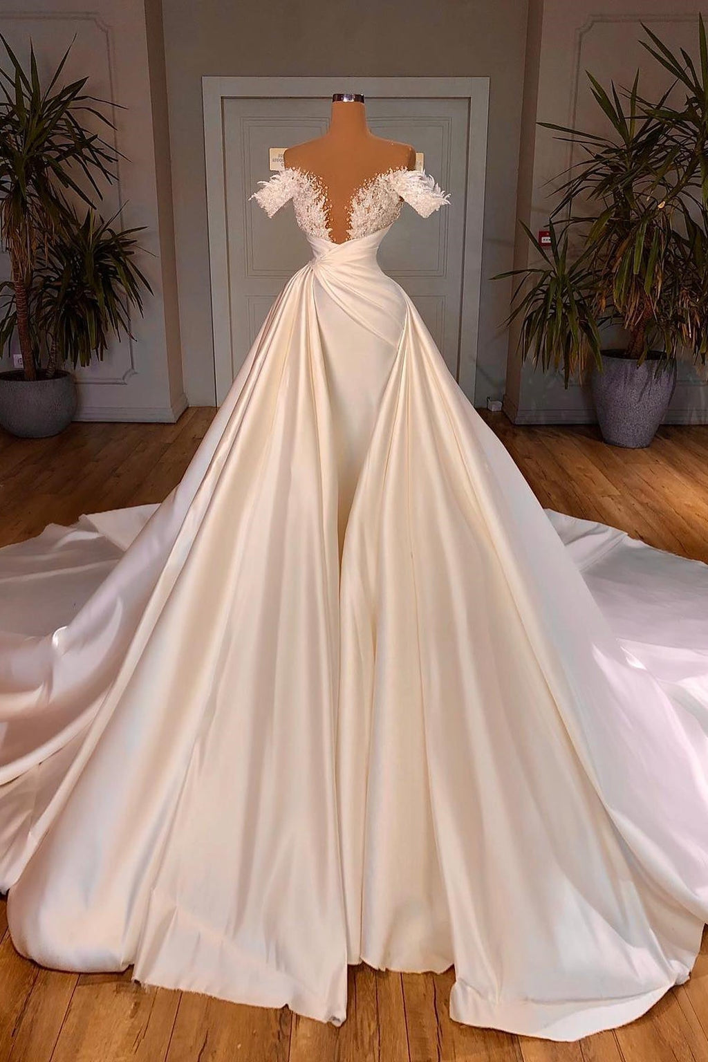 Vestido de novia largo con escote en V, corte catedral, hombros descubiertos y corte A